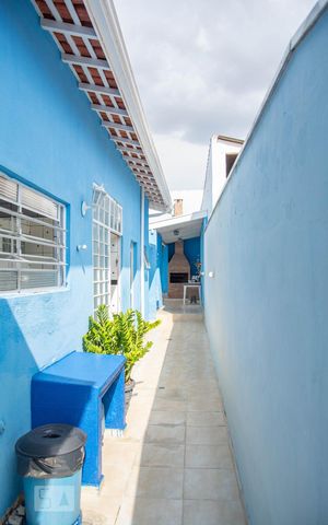 Casa à venda com 181m², 4 quartos e 5 vagas Casa à venda com 181m², 4 quartos e 5 vagasCorredor lateral