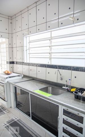 Casa à venda com 181m², 4 quartos e 5 vagas Casa à venda com 181m², 4 quartos e 5 vagasCozinha