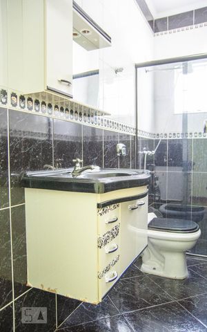 Casa à venda com 181m², 4 quartos e 5 vagas Casa à venda com 181m², 4 quartos e 5 vagasBanheiro Corredor