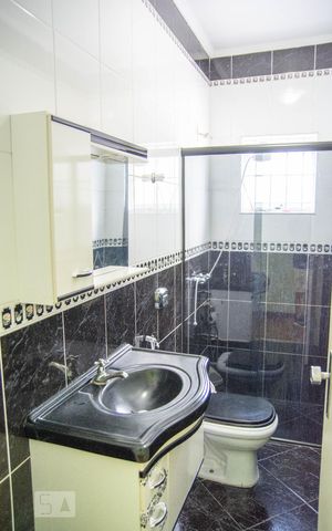 Casa à venda com 181m², 4 quartos e 5 vagas Casa à venda com 181m², 4 quartos e 5 vagasBanheiro Corredor