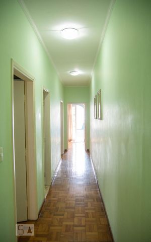Casa à venda com 181m², 4 quartos e 5 vagas Casa à venda com 181m², 4 quartos e 5 vagasCorredor