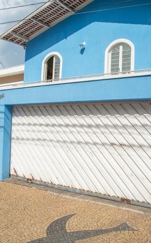 Casa à venda com 181m², 4 quartos e 5 vagas Casa à venda com 181m², 4 quartos e 5 vagasFachada
