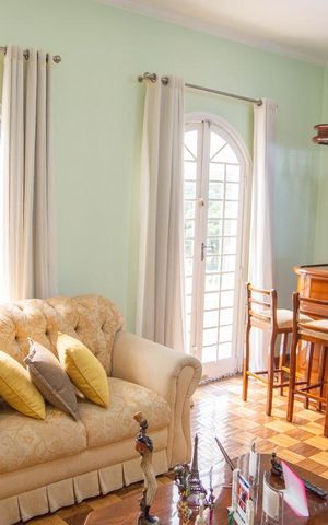 Casa à venda com 181m², 4 quartos e 5 vagas Casa à venda com 181m², 4 quartos e 5 vagasSala