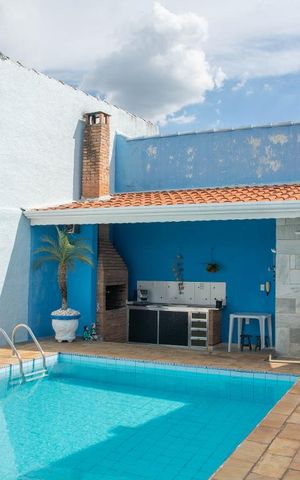 Casa à venda com 181m², 4 quartos e 5 vagas Casa à venda com 181m², 4 quartos e 5 vagasPiscina