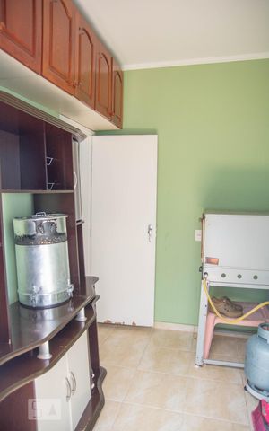 Casa à venda com 181m², 4 quartos e 5 vagas Casa à venda com 181m², 4 quartos e 5 vagasQuarto de Serviço