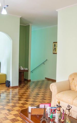 Casa à venda com 181m², 4 quartos e 5 vagas Casa à venda com 181m², 4 quartos e 5 vagasSala