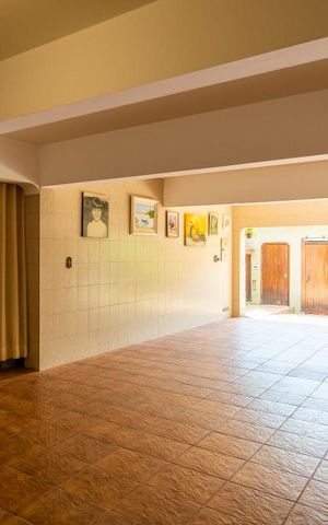 Casa à venda com 458m², 4 quartos e 8 vagas Casa à venda com 458m², 4 quartos e 8 vagasGaragem