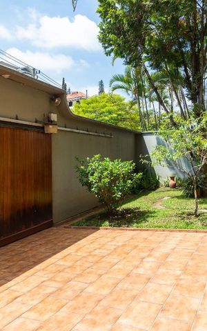 Casa à venda com 458m², 4 quartos e 8 vagas Casa à venda com 458m², 4 quartos e 8 vagasJardim