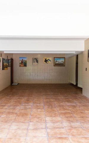 Casa à venda com 458m², 4 quartos e 8 vagas Casa à venda com 458m², 4 quartos e 8 vagasGaragem