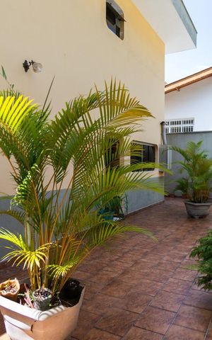 Casa à venda com 458m², 4 quartos e 8 vagas Casa à venda com 458m², 4 quartos e 8 vagasQuintal