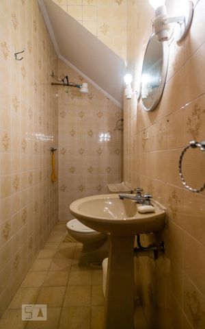 Casa à venda com 458m², 4 quartos e 8 vagas Casa à venda com 458m², 4 quartos e 8 vagasBanheiro de Serviço