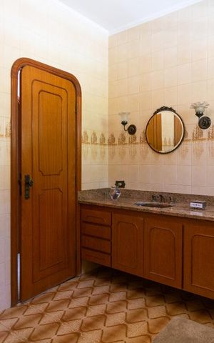 Casa à venda com 458m², 4 quartos e 8 vagas Casa à venda com 458m², 4 quartos e 8 vagasBanheiro