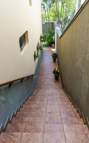 Casa à venda com 458m², 4 quartos e 8 vagas Casa à venda com 458m², 4 quartos e 8 vagasEntrada de Serviço