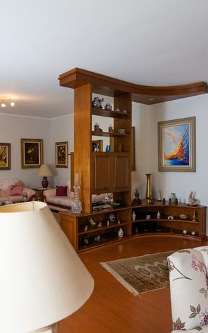 Casa à venda com 458m², 4 quartos e 8 vagas Casa à venda com 458m², 4 quartos e 8 vagasSala