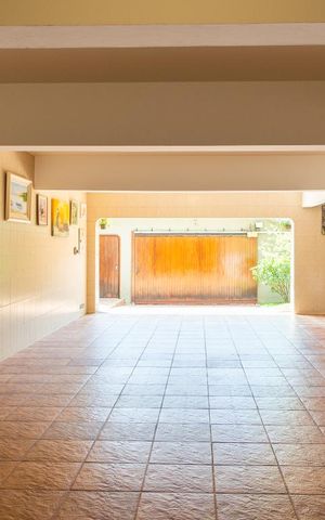 Casa à venda com 458m², 4 quartos e 8 vagas Casa à venda com 458m², 4 quartos e 8 vagasGaragem