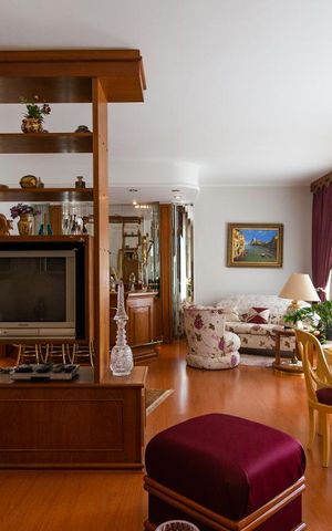Casa à venda com 458m², 4 quartos e 8 vagas Casa à venda com 458m², 4 quartos e 8 vagasSala