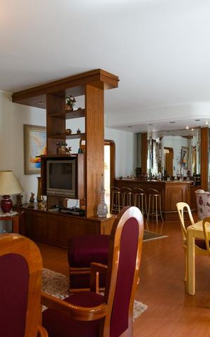 Casa à venda com 458m², 4 quartos e 8 vagas Casa à venda com 458m², 4 quartos e 8 vagasSala