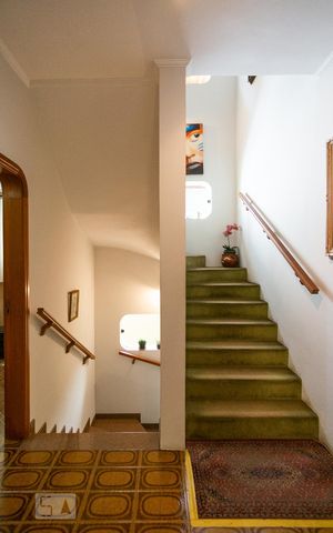 Casa à venda com 458m², 4 quartos e 8 vagas Casa à venda com 458m², 4 quartos e 8 vagasEscadas