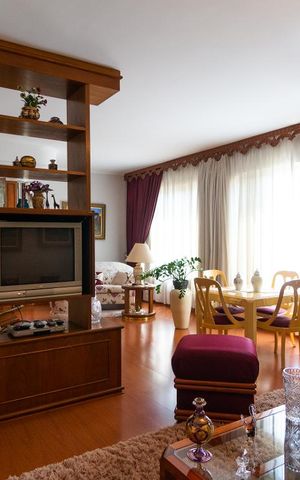 Casa à venda com 458m², 4 quartos e 8 vagas Casa à venda com 458m², 4 quartos e 8 vagasSala