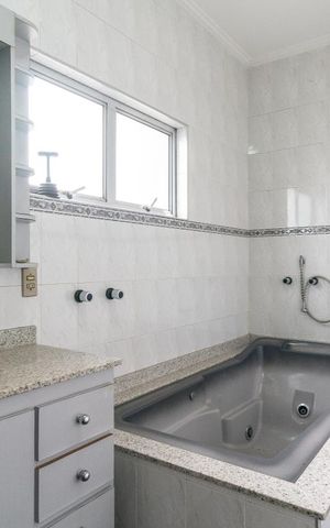 Casa à venda com 250m², 3 quartos e 4 vagasBanheiro da Suíte 1