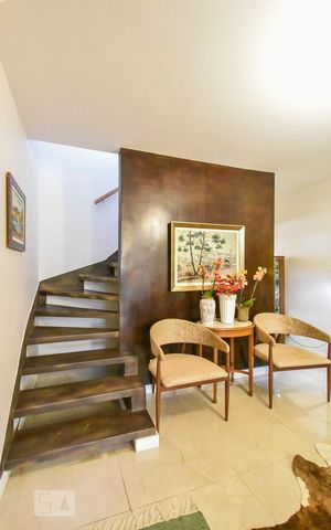 Casa à venda com 120m², 2 quartos e 2 vagasEscada