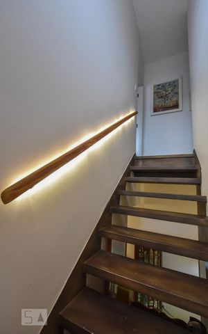 Casa à venda com 120m², 2 quartos e 2 vagasEscada