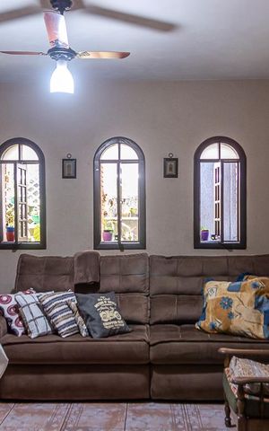 Casa à venda com 386m², 4 quartos e 7 vagas Casa à venda com 386m², 4 quartos e 7 vagasSala de TV