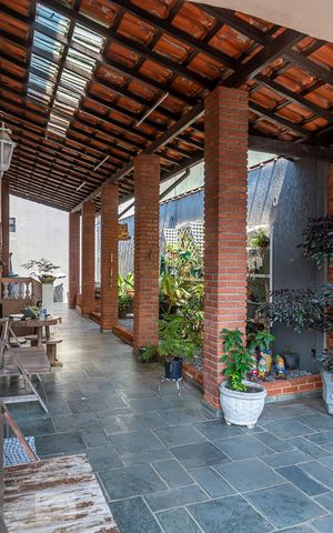Casa à venda com 386m², 4 quartos e 7 vagas Casa à venda com 386m², 4 quartos e 7 vagasJardim