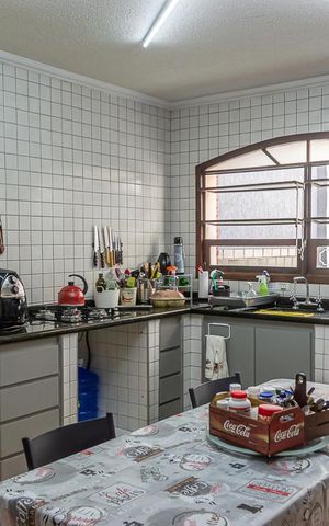 Casa à venda com 386m², 4 quartos e 7 vagas Casa à venda com 386m², 4 quartos e 7 vagasCozinha