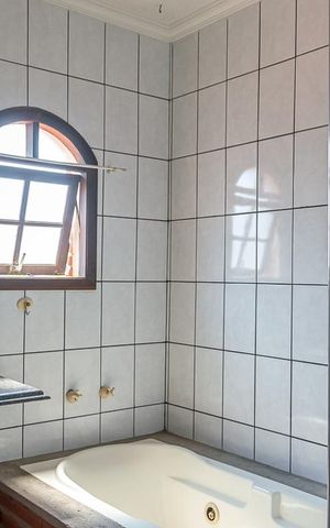 Casa à venda com 386m², 4 quartos e 7 vagas Casa à venda com 386m², 4 quartos e 7 vagasBanheiro da Suíte
