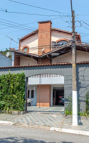 Casa à venda com 386m², 4 quartos e 7 vagas Casa à venda com 386m², 4 quartos e 7 vagasFachada