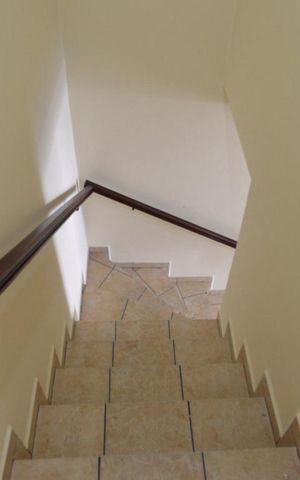 Casa para alugar com 150m², 2 quartos e 1 vagaEscada
