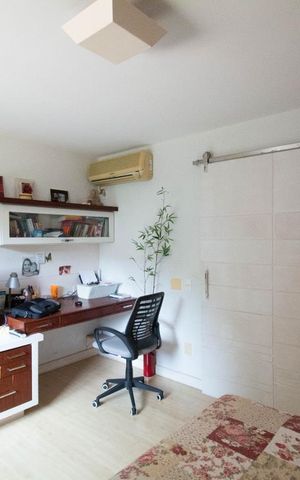 Casa de condomínio à venda com 256m², 4 quartos e 2 vagas Casa de condomínio à venda com 256m², 4 quartos e 2 vagasSuite principal