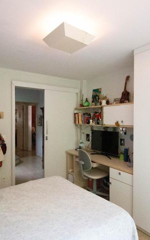 Casa de condomínio à venda com 256m², 4 quartos e 2 vagas Casa de condomínio à venda com 256m², 4 quartos e 2 vagasSuite 2