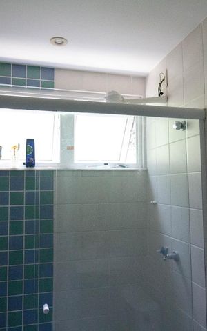 Casa de condomínio à venda com 256m², 4 quartos e 2 vagas Casa de condomínio à venda com 256m², 4 quartos e 2 vagasBanheiro principal