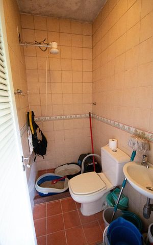 Casa de condomínio à venda com 256m², 4 quartos e 2 vagas Casa de condomínio à venda com 256m², 4 quartos e 2 vagasBanheiro de Serviço