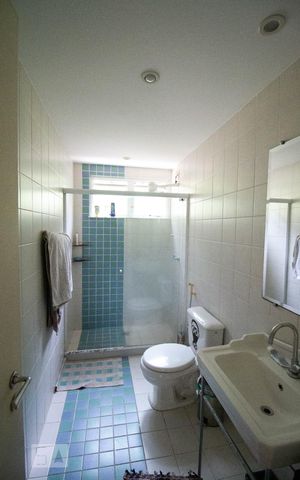 Casa de condomínio à venda com 256m², 4 quartos e 2 vagas Casa de condomínio à venda com 256m², 4 quartos e 2 vagasBanheiro principal