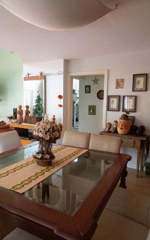 Casa de condomínio à venda com 256m², 4 quartos e 2 vagas Casa de condomínio à venda com 256m², 4 quartos e 2 vagasSala