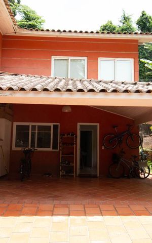Casa de condomínio à venda com 256m², 4 quartos e 2 vagas Casa de condomínio à venda com 256m², 4 quartos e 2 vagasCasa