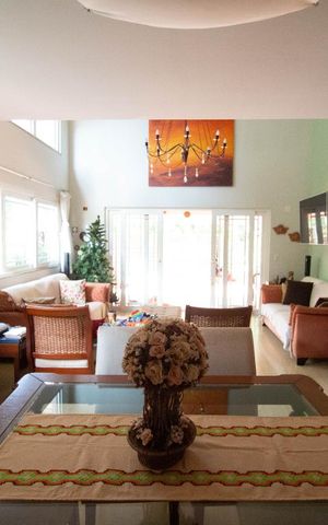 Casa de condomínio à venda com 256m², 4 quartos e 2 vagas Casa de condomínio à venda com 256m², 4 quartos e 2 vagasSala