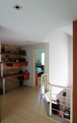 Casa de condomínio à venda com 256m², 4 quartos e 2 vagas Casa de condomínio à venda com 256m², 4 quartos e 2 vagasCorredor