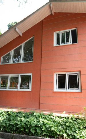 Casa de condomínio à venda com 256m², 4 quartos e 2 vagas Casa de condomínio à venda com 256m², 4 quartos e 2 vagasCasa