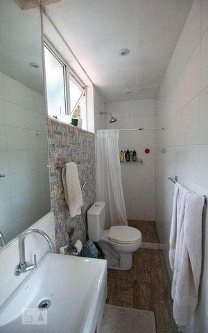 Casa de condomínio à venda com 256m², 4 quartos e 2 vagas Casa de condomínio à venda com 256m², 4 quartos e 2 vagasBanheiro Suite 2