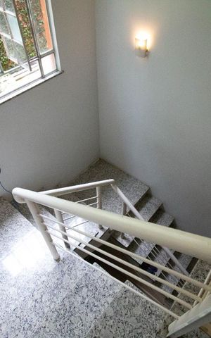 Casa de condomínio à venda com 256m², 4 quartos e 2 vagas Casa de condomínio à venda com 256m², 4 quartos e 2 vagasEscada de acesso