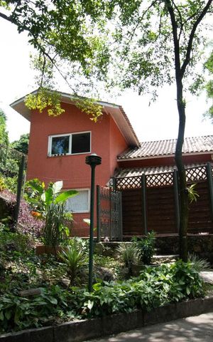 Casa de condomínio à venda com 256m², 4 quartos e 2 vagas Casa de condomínio à venda com 256m², 4 quartos e 2 vagasCasa