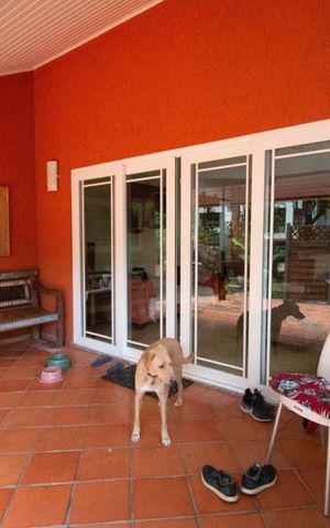 Casa de condomínio à venda com 256m², 4 quartos e 2 vagas Casa de condomínio à venda com 256m², 4 quartos e 2 vagasVaranda