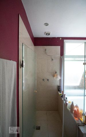 Casa de condomínio à venda com 256m², 4 quartos e 2 vagas Casa de condomínio à venda com 256m², 4 quartos e 2 vagasBanheiro Suite principal