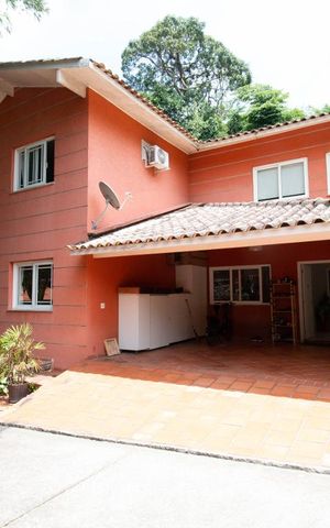 Casa de condomínio à venda com 256m², 4 quartos e 2 vagas Casa de condomínio à venda com 256m², 4 quartos e 2 vagasCasa