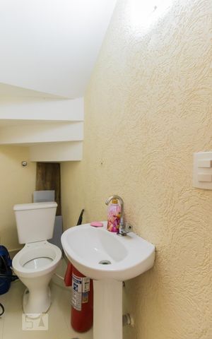 Casa à venda com 200m², 3 quartos e 2 vagas Casa à venda com 200m², 3 quartos e 2 vagasLavabo