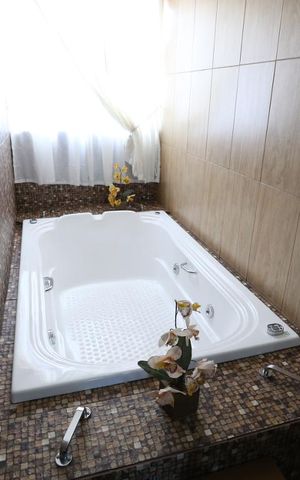 Casa à venda com 320m², 6 quartos e 2 vagasBanheira